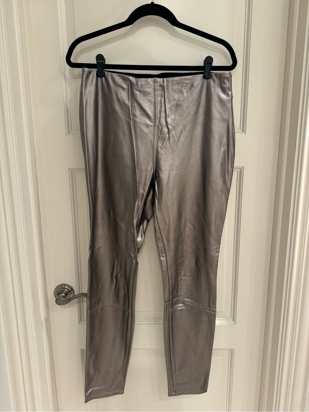 Lyssé Sleek Metallic Leather-Look Leggings - Silver